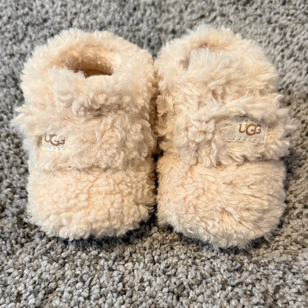 UGG NWOT Cozy Cream Baby Booties